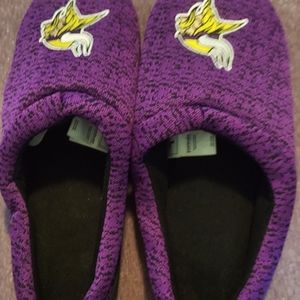 New, never worn. Purple Minnesota vikings slippers sz Large (11-12) SKOL